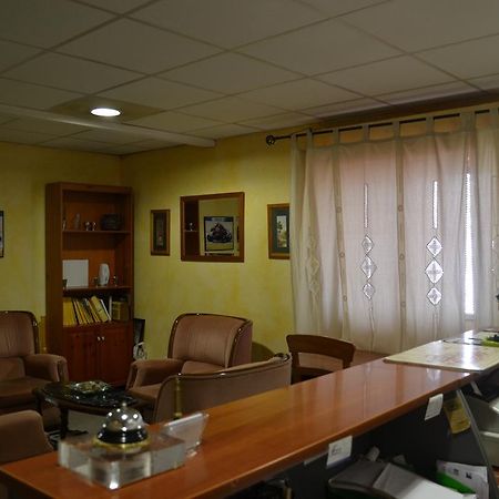 Hostal Al-Qazeres Caces 외부 사진