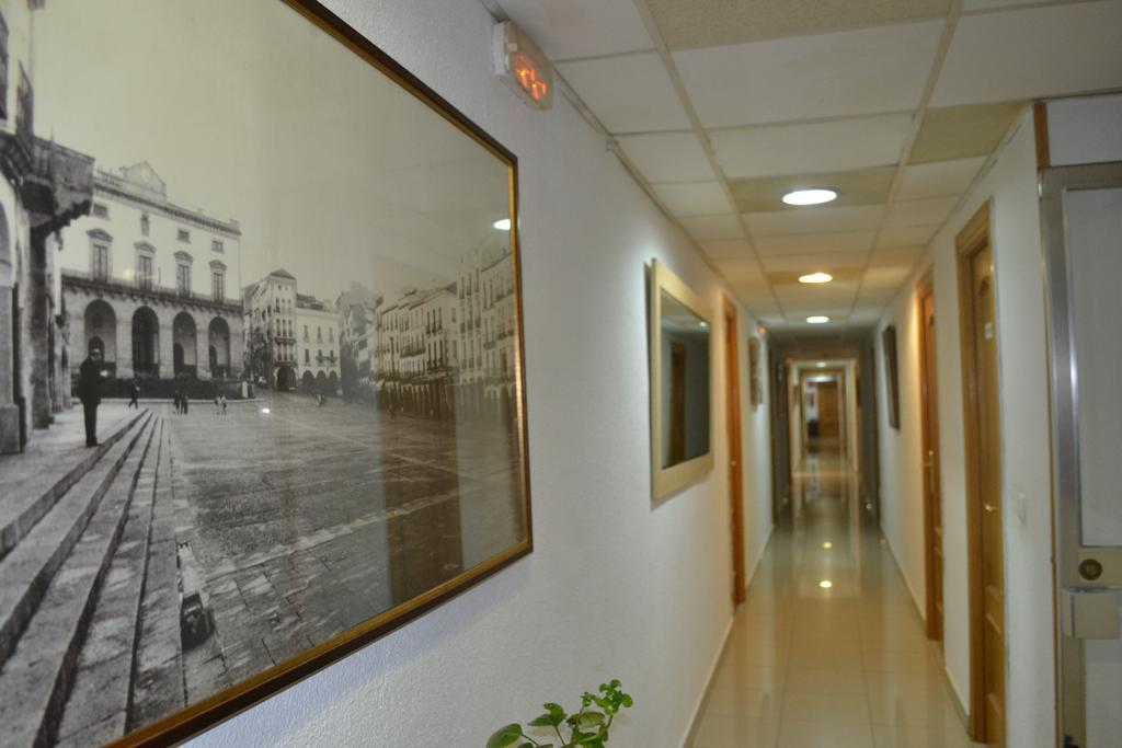 Hostal Al-Qazeres Caces 외부 사진