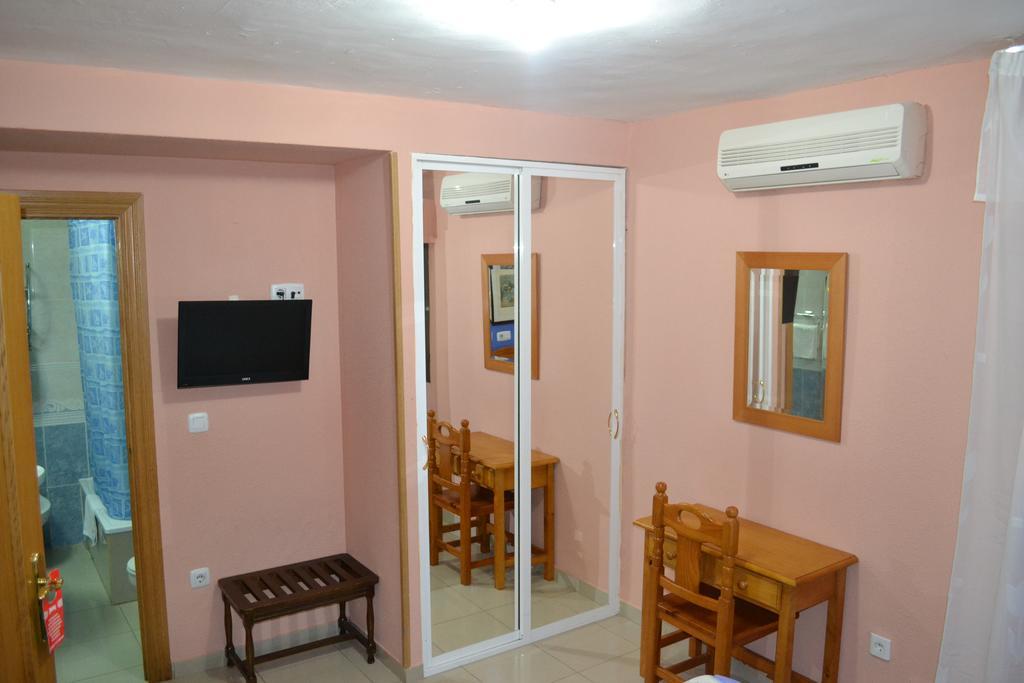 Hostal Al-Qazeres Caces 객실 사진