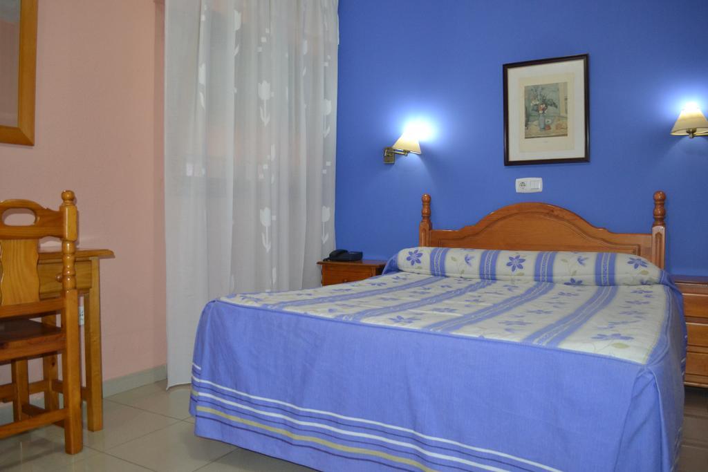 Hostal Al-Qazeres Caces 객실 사진
