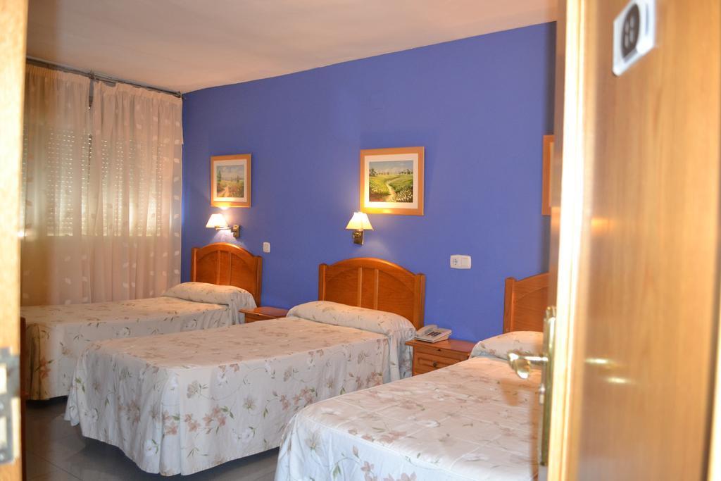 Hostal Al-Qazeres Caces 객실 사진