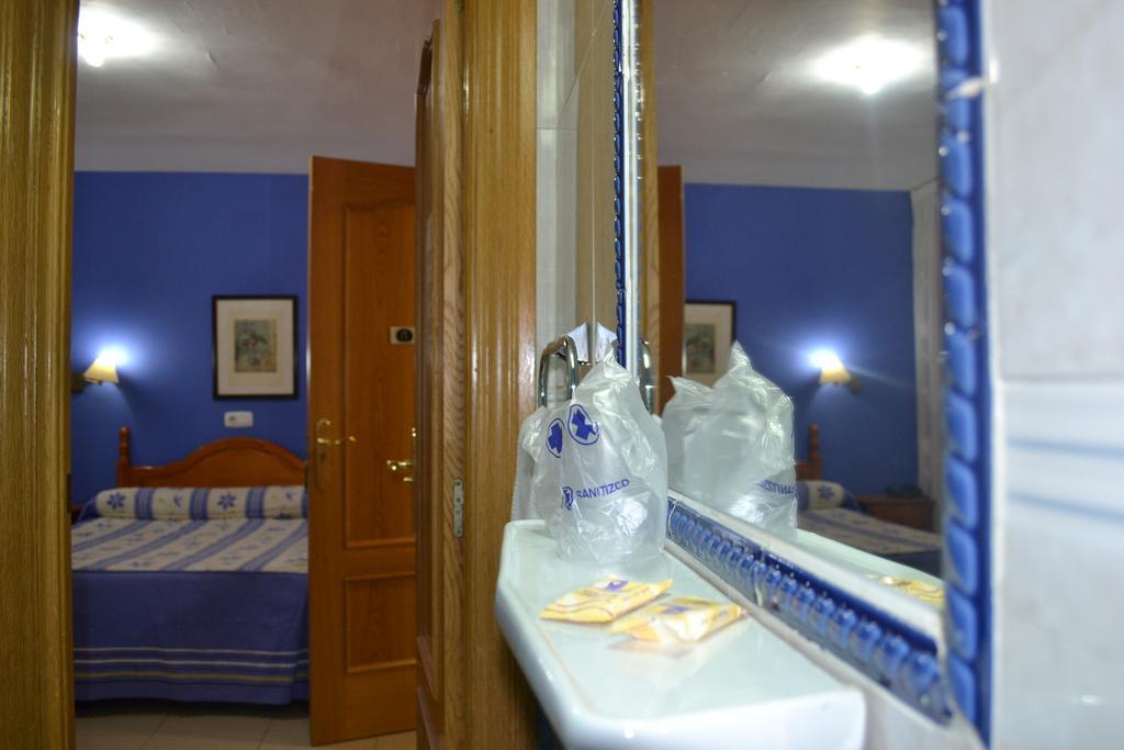 Hostal Al-Qazeres Caces 외부 사진